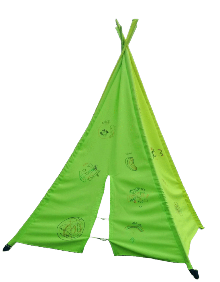 Een fluoriseerend groene tent. Geborduurd met tekeningen van de kinderen voor de juf