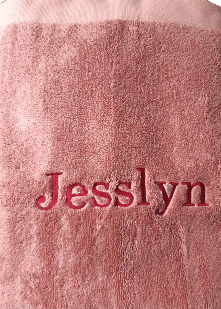 Roze handdoek geborduurd met de naam Jesslyn
