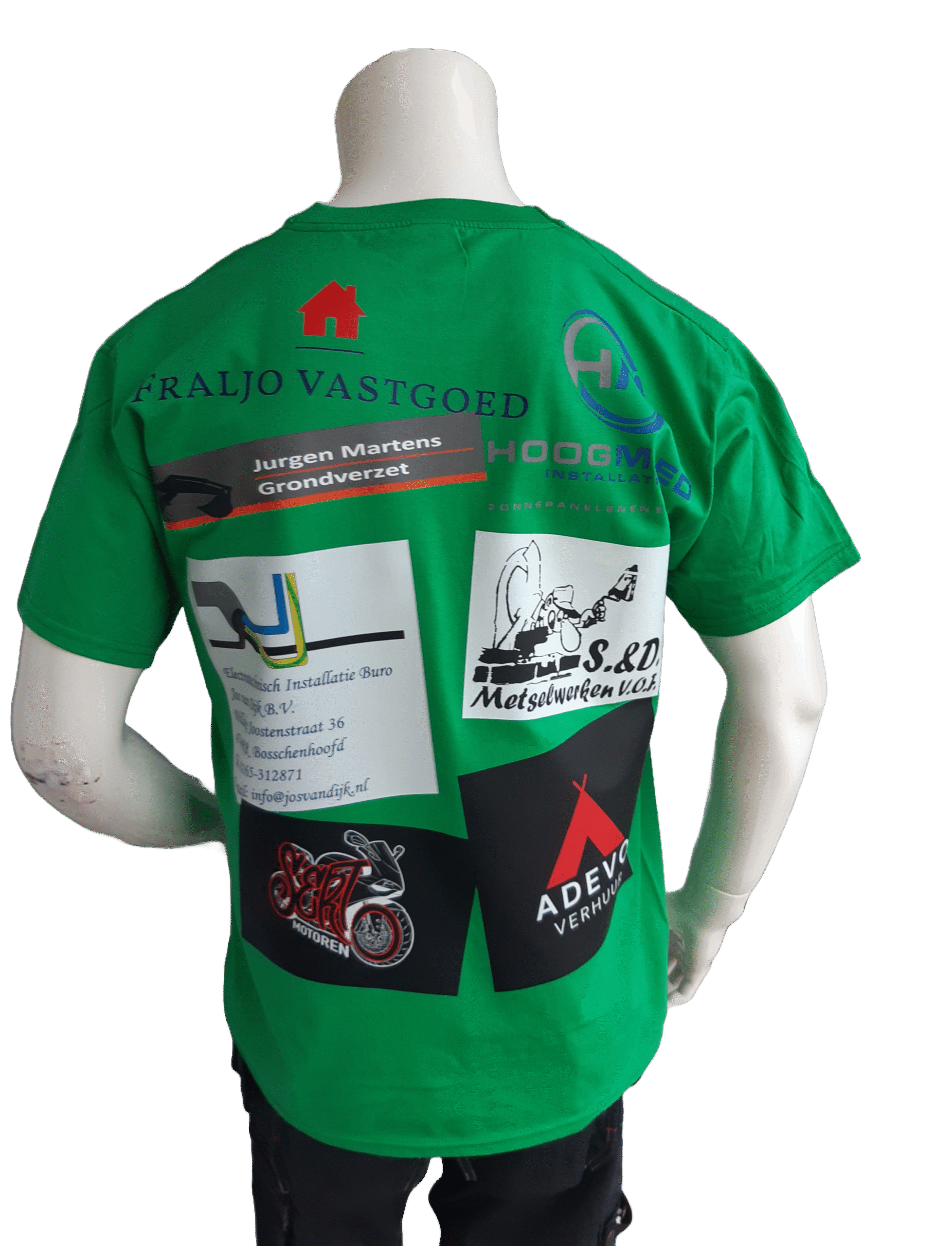groen t-shirt met grote reclames uitingen van verschillende bedrijven op de rug gedrukt