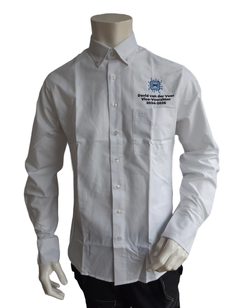 Een witte blouse geborduurd met het logo van studenten vereniging Promptus Imperii